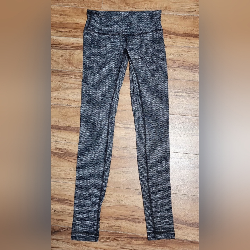 Lululemon Size 6 Stylish Black and White Patterned Leggings